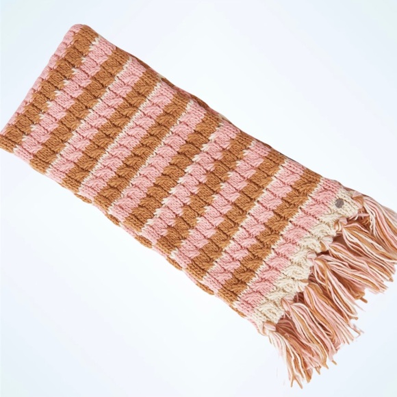 Bench. Winter Scarf - Picture 2 of 7